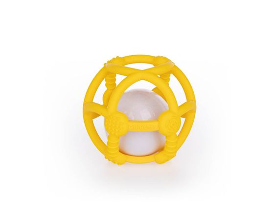 Lopta hrkálka žltáGuľa - žltá hrkálka Žltá račňová guľa poskytne najmenším skvelú zábavu a navyše prinesie úľavu počas prerezávania zúbkov. Steny lopty sú vyrobené z bezpečného silikónu a jej ergono